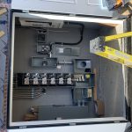 Salle d'entrée électrique avec compteurs et disjoncteurs installés dans un immeuble à logements