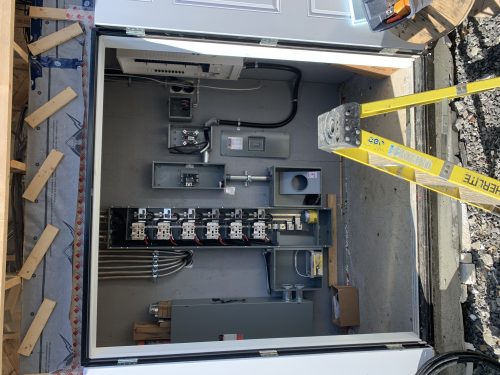 Salle d'entrée électrique avec compteurs et disjoncteurs installés dans un immeuble à logements