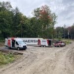 Véhicules Doc Électrique près d'un conteneur en forêt, chantier agroalimentaire