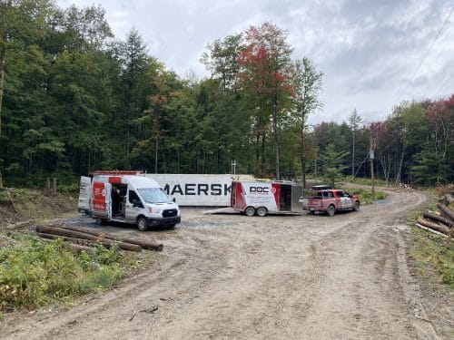 Véhicules Doc Électrique près d'un conteneur en forêt, chantier agroalimentaire