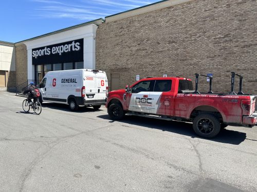 Commerce de détail Sports Experts avec camion de service Doc Électrique