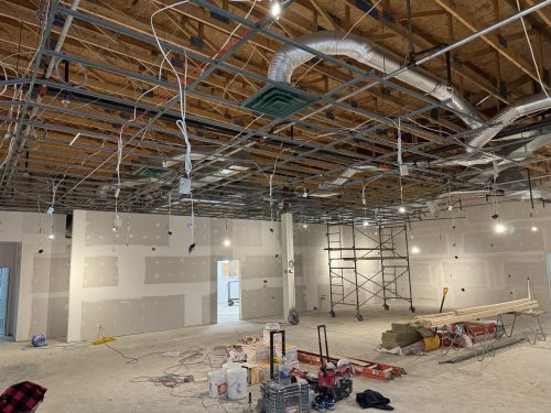 Local commercial en construction avec câblage électrique apparent au plafond