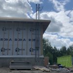 Compteur électrique et conduits installés sur la façade d'un bâtiment en construction