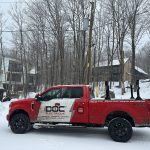 Camion Doc Électrique près d'un poteau avec compteur électrique, chantiers résidentiels en forêt