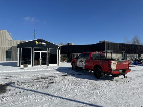 Fourgon Doc Électrique stationné devant la distillerie Ungava Spirits, en hiver