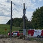 Poteaux électriques avec transformateur installé, camion et remorque Doc Électrique en champ