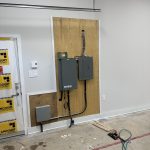 Commutateur de transfert Kohler et panneaux électriques installés dans un garage en construction