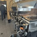 Évaporateur à sirop d'érable dans une cabane à sucre avec équipement de contrôle