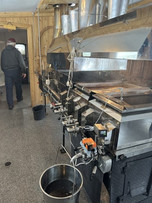 Évaporateur à sirop d'érable dans une cabane à sucre avec équipement de contrôle