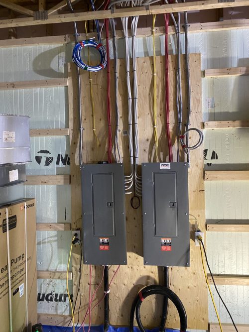 Deux panneaux électriques Doc Électrique avec câblage organisé dans un bâtiment neuf