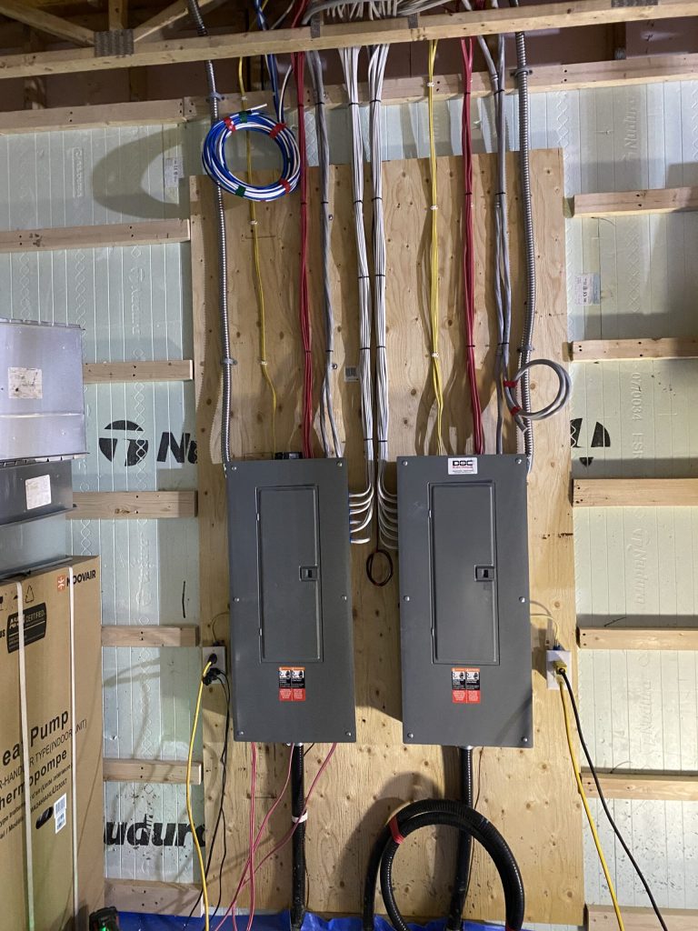 Deux panneaux électriques Doc Électrique avec câblage organisé dans un bâtiment neuf