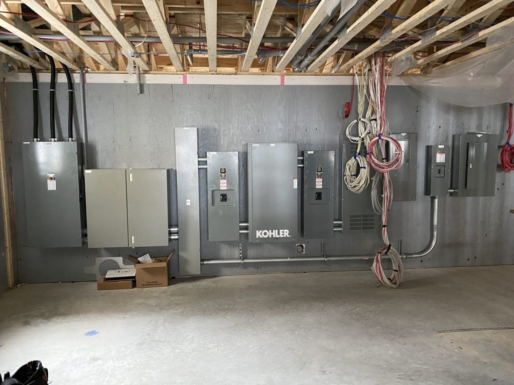 Panneaux électriques et commutateur de transfert Kohler installés dans un bâtiment commercial
