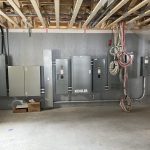 Panneaux électriques et commutateur de transfert Kohler installés dans un bâtiment commercial
