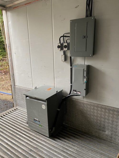 Panneau électrique et transformateur installés dans une remorque agricole