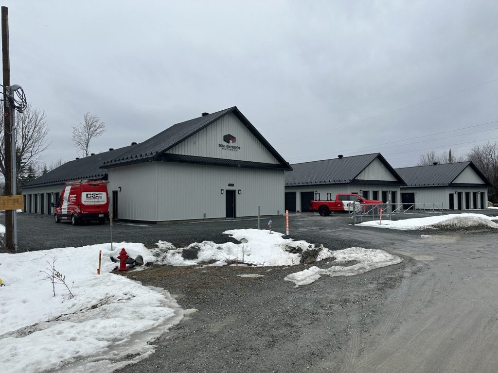 Complexe de mini-entrepôts commercial avec véhicules Doc Électrique, en hiver