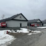 Complexe de mini-entrepôts commercial avec véhicules Doc Électrique, en hiver