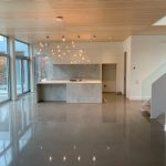 Cuisine résidentielle à aire ouverte avec luminaire suspendu design et éclairage encastré