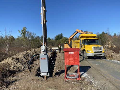 Compteur et coffrets électriques Doc Électrique installés sur un chantier avec excavatrice