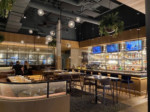 Restaurant commercial avec luminaires suspendus à globes et bar éclairé