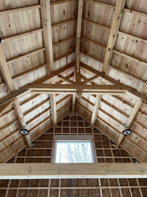 Structure de bois apparente avec luminaires installés dans un bâtiment agroalimentaire