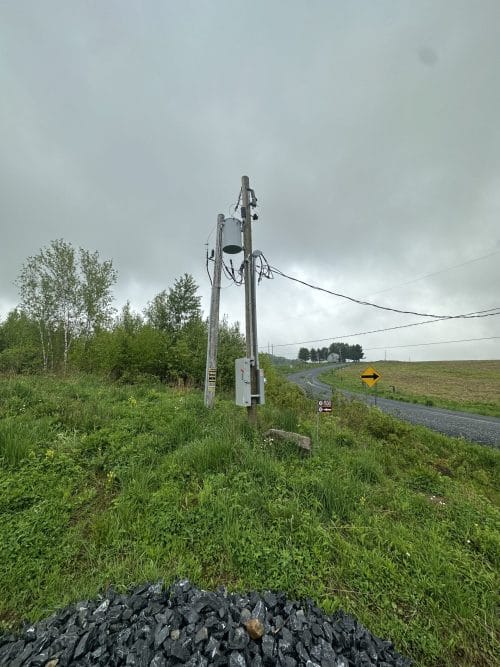 Poteau électrique avec transformateur et coffret de raccordement en milieu rural