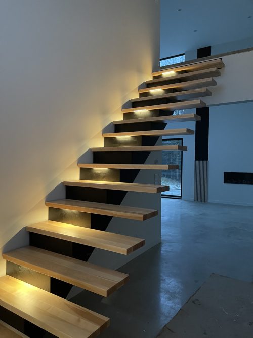 Escalier flottant en bois avec bandeau DEL intégré sous chaque marche