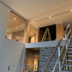 Mezzanine en construction avec éclairage encastré installé au plafond et escalier métallique