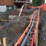 Conduits électriques souterrains près d'un bâtiment moderne en construction