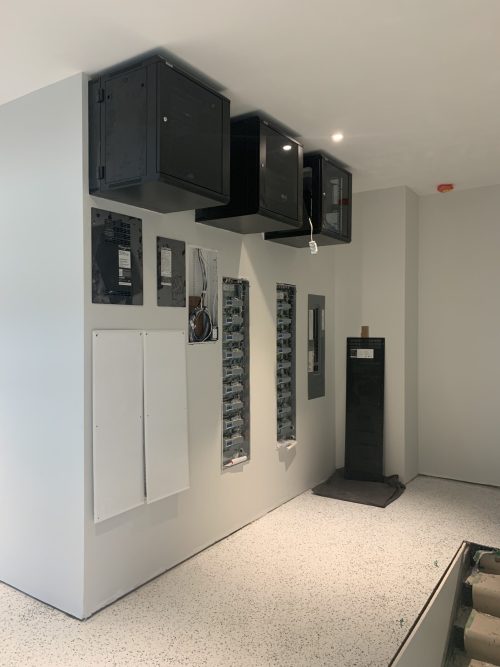 Salle électrique avec panneaux domotiques Lutron et armoires de câblage basse tension