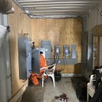 Sectionneurs électriques installés dans un local aménagé en conteneur industriel