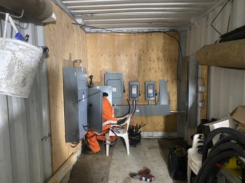 Sectionneurs électriques installés dans un local aménagé en conteneur industriel