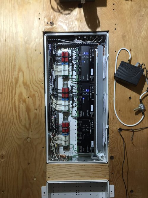 Panneau de domotique Control4 avec câblage basse tension organisé, en résidentiel