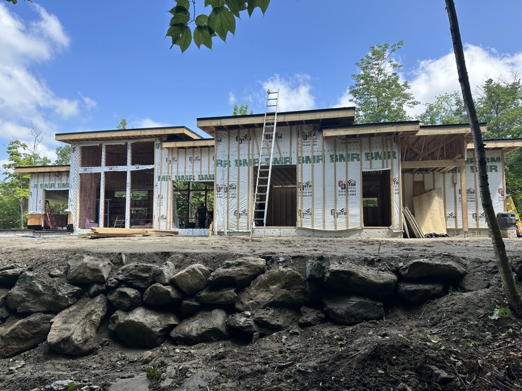 Résidence moderne à toit plat en ossature de bois, structure et charpente apparentes