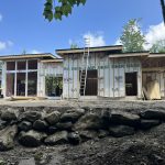 Résidence moderne à toit plat en ossature de bois, structure et charpente apparentes