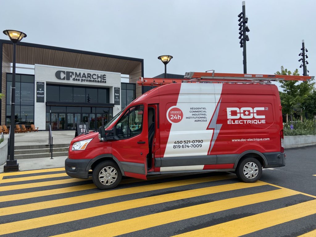 Fourgon Doc Électrique devant un centre commercial CF Marché des promenades