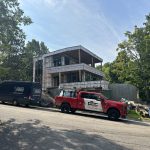 Résidence à étage en construction avec camion de service Doc Électrique