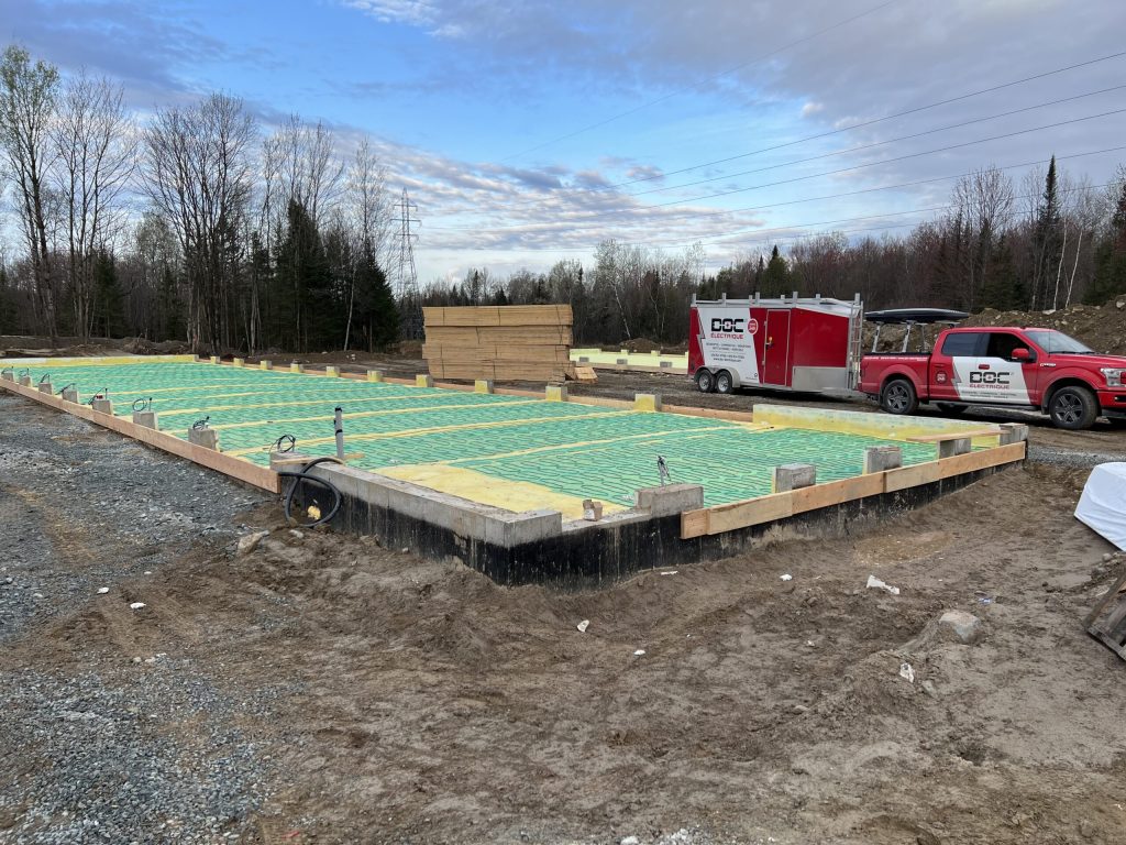 Câblage électrique d&rsquo;un chalet commercial en forêt