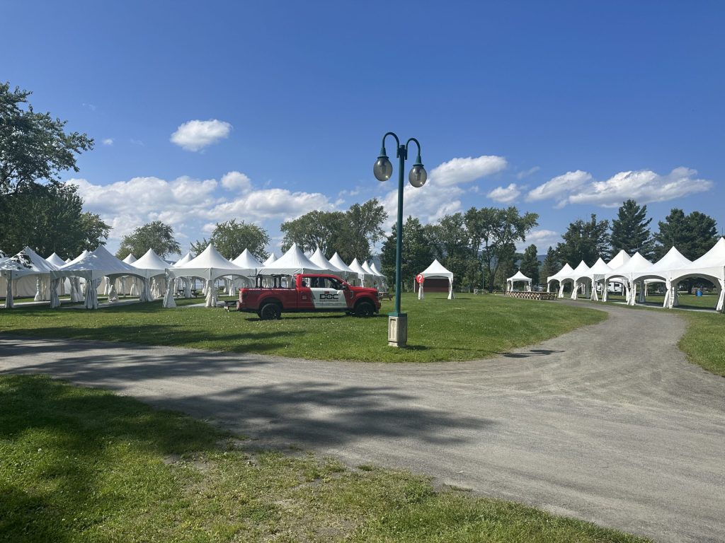 Camion Doc Électrique près de tentes de réception installées en bord de lac