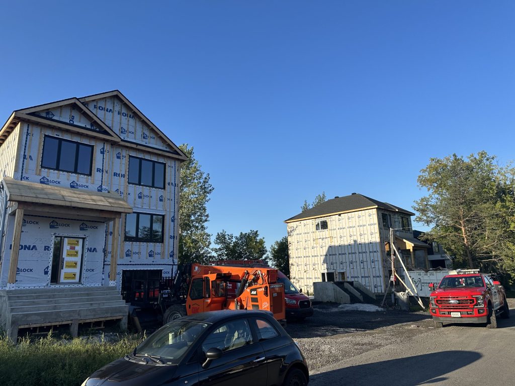 Résidences jumelées en construction avec camion de service Doc Électrique