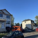 Résidences jumelées en construction avec camion de service Doc Électrique