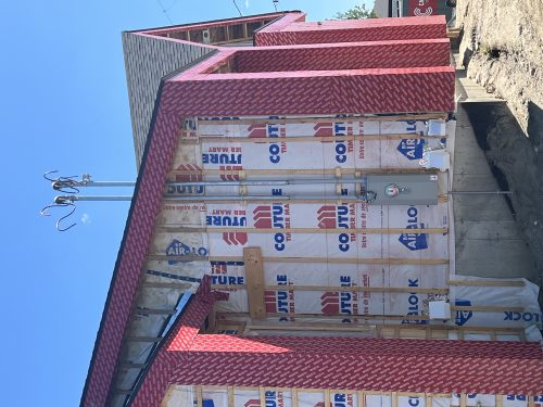 Compteur et entrée électrique installés sur ossature de maison en construction