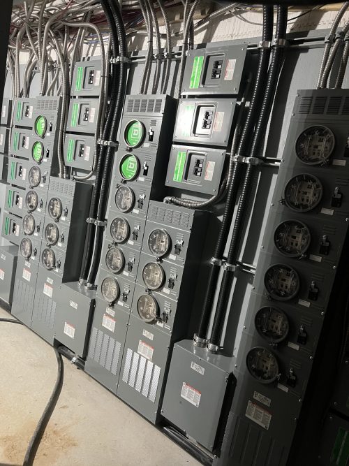 Rangée de compteurs électriques individuels installés pour un immeuble à logements
