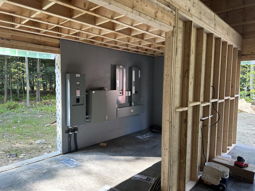 Panneau électrique Doc Électrique installé dans une baie de garage en construction