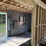 Panneau électrique Doc Électrique installé dans une baie de garage en construction