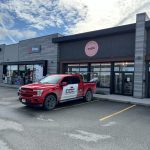 Centre commercial avec dépanneur Proxi et camion de service Doc Électrique