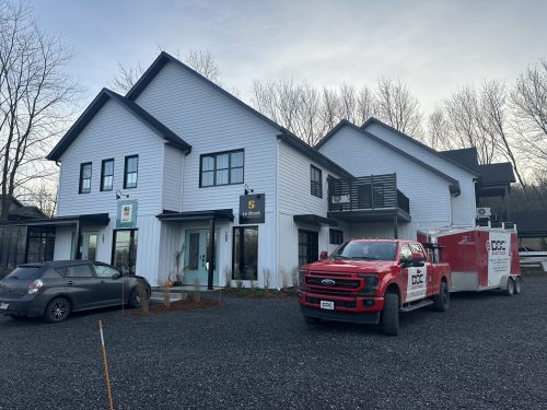 Bâtiment commercial à locaux multiples avec camion et remorque Doc Électrique