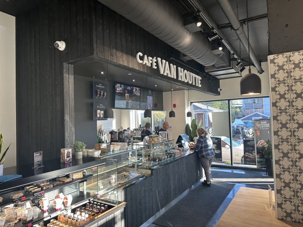 Café commercial Van Houtte avec éclairage sur rail et suspensions au comptoir