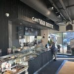 Café commercial Van Houtte avec éclairage sur rail et suspensions au comptoir