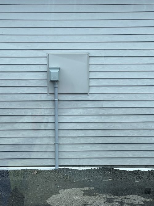 Prise électrique extérieure pour borne de recharge installée sur revêtement résidentiel