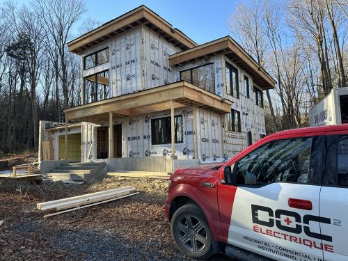 Résidence neuve en ossature de bois avec camion de service Doc Électrique